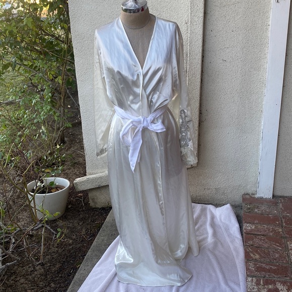 Flora Nikrooz Vintage 1970’s stunning robe w/ beautiful embroidered sleeves - Picture 2 of 10